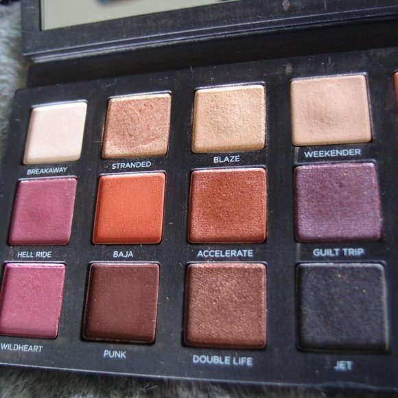⚡SOLD⚡Urban Decay Born To Run Eyeshadow Palette - Picture 3 of 4
